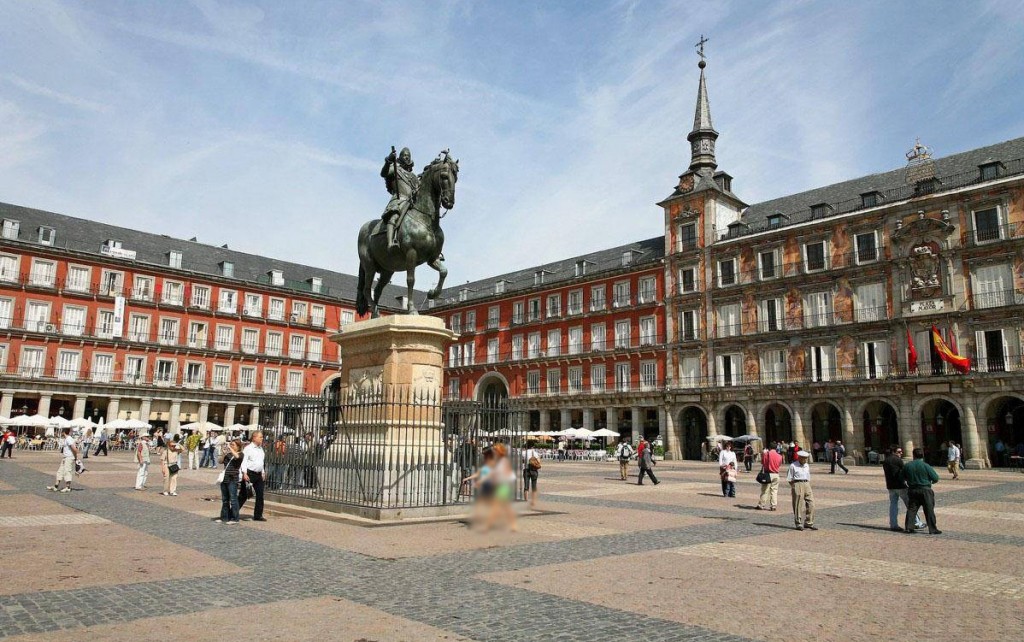 میدان بزرگ (Plaza Mayor)