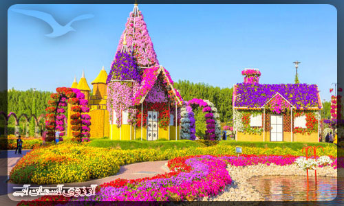 خانه هایی با گل در باغ معجزه دبی _ آسمان آبی